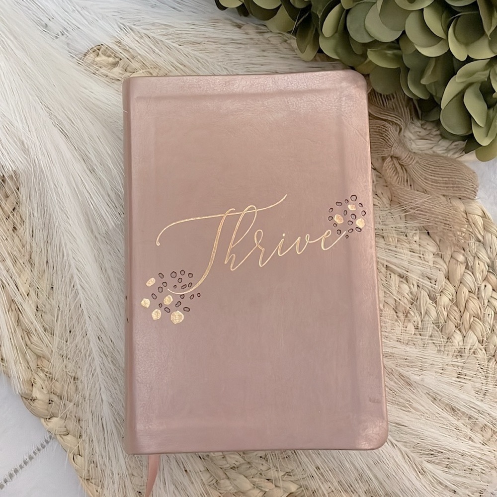 💒NLT Thrive : Devotional Bible for Women by Tyndale (Soft Rose Metallic, 2021)